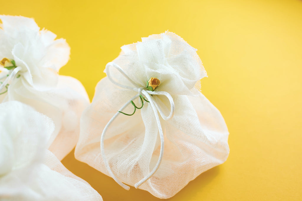 DIY – Μπομπονιέρα γάμου στρογγυλή γάζα με πορτοκαλί τριανταφυλλάκι
