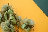 Πουγκί στρογγυλό ψαθάκι οργάντζα μινιατούρα σε χρώμα ελιάς για γάμο