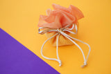 Πουγκί στρογγυλό ψαθάκι οργάντζα μινιατούρα σε πορτοκαλί χρώμα για γάμο