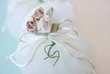 Μπομπονιέρα γάμου ιβουάρ οργαντίνα με τριαντάφυλλο μόκα