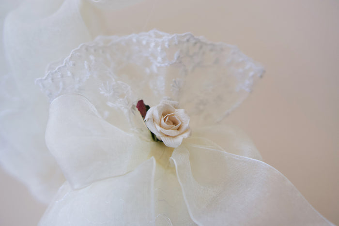 Μπομπονιέρα γάμου ιβουάρ δαντέλα με φιόγκο και τριανταφυλλάκι