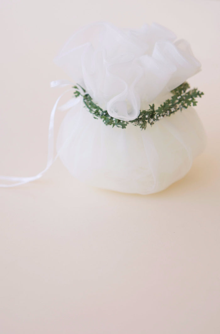 Μπομπονιέρα γάμου ιβουάρ με στεφανάκι σε παστέλ χρώμα