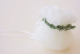 Μπομπονιέρα γάμου ιβουάρ με στεφανάκι σε παστέλ χρώμα