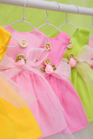 Μπομπονιέρα φορεματάκια πολύχρωμα με κρεμάστρα