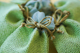 Πουγκί ψαθάκι οργάντζα μινιατούρα σε λαχανί χρώμα για γάμο και βάπτιση