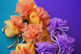 Πουγκί στρογγυλό ψαθάκι οργάντζα μινιατούρα σε πορτοκαλί χρώμα για γάμο