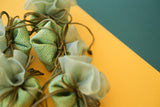 Πουγκί στρογγυλό ψαθάκι οργάντζα μινιατούρα σε χρώμα ελιάς για γάμο