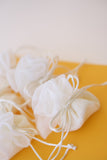 Πουγκί στρογγυλό ψαθάκι οργάντζα μινιατούρα σε μπεζ χρώμα για γάμο