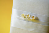 Μπομπονιέρα γάμου λευκός φάκελος με χαμομήλι και σατέν κορδέλα