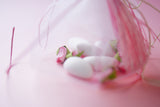 Μπομπονιέρα γάμου λευκό τούλι με ροζ τριανταφυλλάκια
