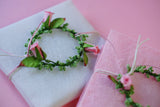 Μπομπονιέρα γάμου λευκός και ροζ φάκελος με στεφανάκι και σπάγγο