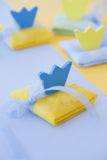 Μπομπονιέρα μικρός φάκελος με κορώνα γαλάζια-κίτρινη