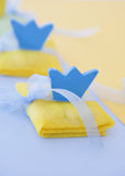 Μπομπονιέρα μικρός φάκελος με κορώνα γαλάζια-κίτρινη