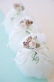 Μπομπονιέρα γάμου ιβουάρ οργαντίνα με τριαντάφυλλο μόκα