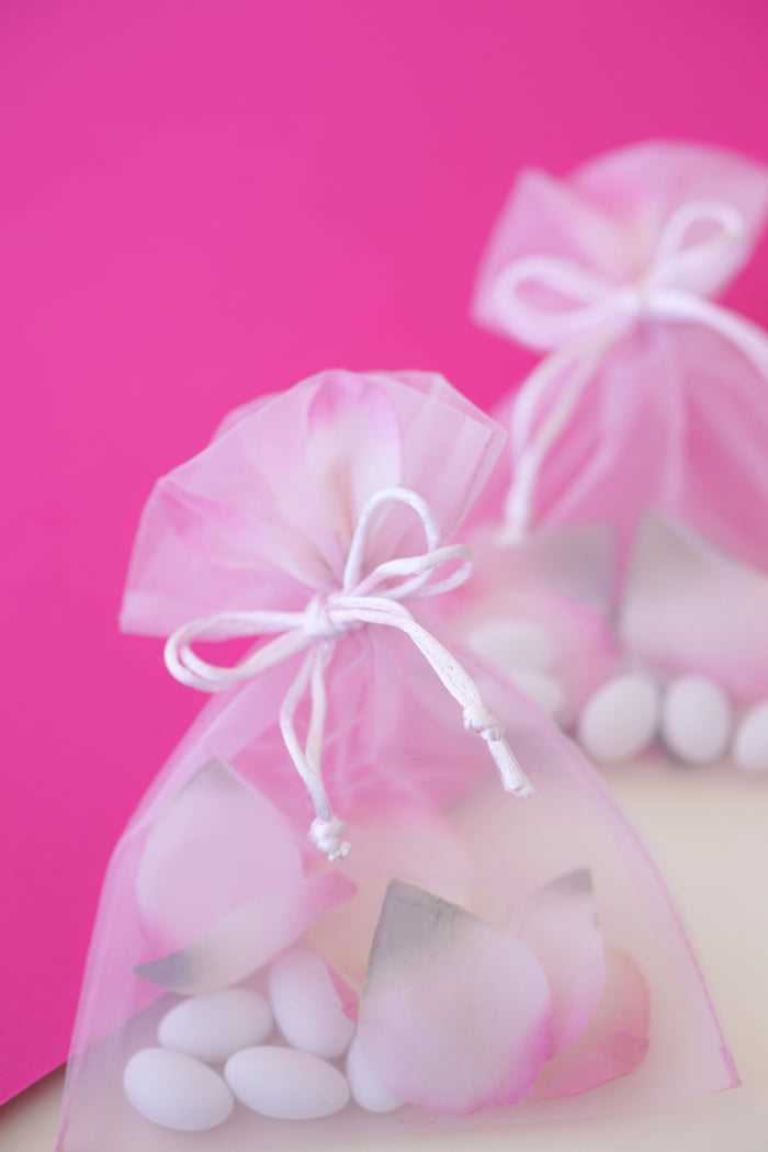 Μπομπονιέρα γάμου ροζ πουγκί οργαντίνας με ροδοπέταλα