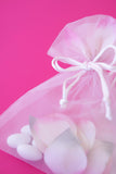 Μπομπονιέρα γάμου ροζ πουγκί οργαντίνας με ροδοπέταλα