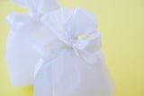 Μπομπονιέρα γάμου λευκό κρεπ πουγκί με σατέν φιόγκο