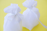 Μπομπονιέρα γάμου λευκό κρεπ πουγκί με σατέν φιόγκο