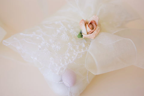 Μπομπονιέρα γάμου ιβουάρ δαντέλα με φιόγκο και τριαντάφυλλο