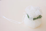 Μπομπονιέρα γάμου ιβουάρ με στεφανάκι σε παστέλ χρώμα