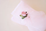 Μπομπονιέρα γάμου ροζ ιριδίζον πουγκί με φιόγκο οργαντίνας και παιώνια