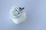 Μπομπονιέρα γάμου ιβουάρ οργαντίνα με γαλάζιο τριαντάφυλλο μεγάλο