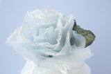 Μπομπονιέρα γάμου ιβουάρ οργαντίνα με γαλάζιο τριαντάφυλλο μεγάλο