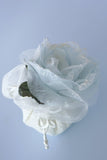 Μπομπονιέρα γάμου ιβουάρ ψαθάκι με γαλάζιο τριαντάφυλλο
