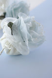 Μπομπονιέρα γάμου ιβουάρ ψαθάκι με γαλάζιο τριαντάφυλλο