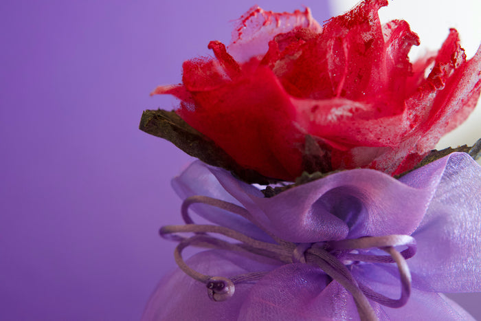 Μπομπονιέρα γάμου λιλά πουγκί με κόκκινο τριαντάφυλλο