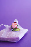 Μπομπονιέρα γάμου λιλά μικρός φάκελος με ροζ παιώνια 