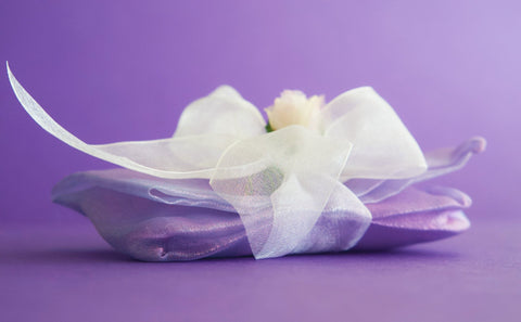 Μπομπονιέρα γάμου λιλά ιριδίζον πουγκί με φιόγκο και τριαντάφυλλο οργαντίνας