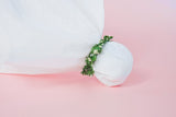 Μπομπονιέρα γάμου λευκή γάζα με πράσινο στεφανάκι με καρπούς
