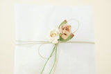 Μπομπονιέρα γάμου λευκός φάκελος με τριαντάφυλλα χάρτινα