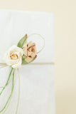 Μπομπονιέρα γάμου λευκός φάκελος με τριαντάφυλλα χάρτινα