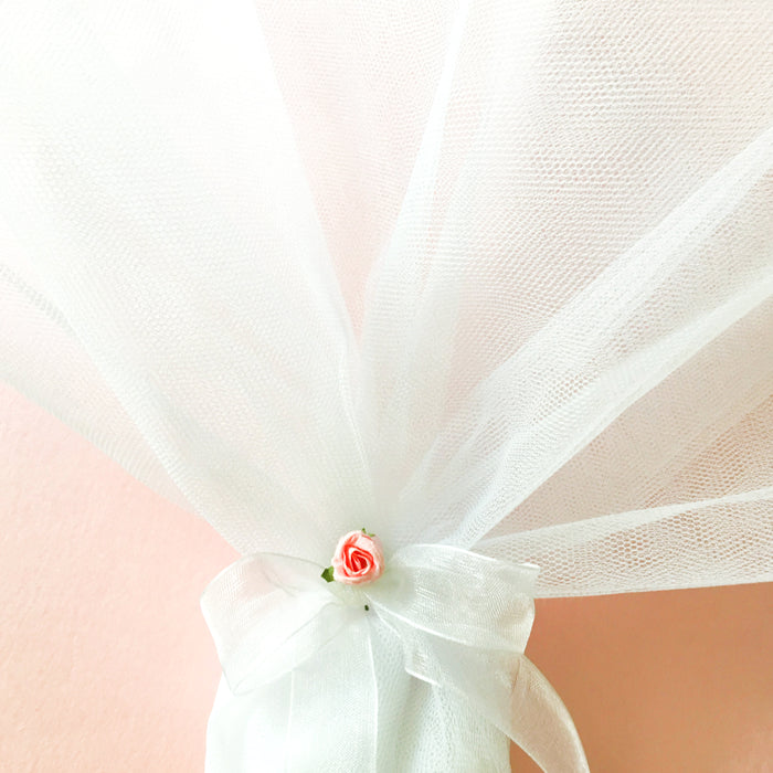 Μπομπονιέρα γάμου λευκό τούλι με φιόγκο και ροζ λουλούδι