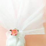 Μπομπονιέρα γάμου λευκό τούλι με φιόγκο και ροζ παιώνια
