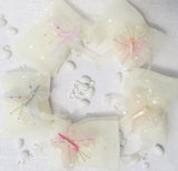Μπομπονιέρα γάμου ιβουάρ πουγκί οργαντίνας με παγιέτες μαζί με πεταλούδες με παγιέτα
